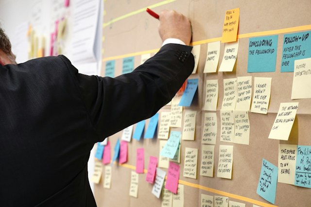 Une participante organise des priorités sur un tableau de travail.
