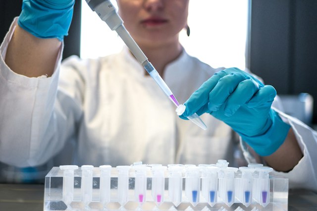 Une technicienne manipule des échantillons dans un laboratoire.